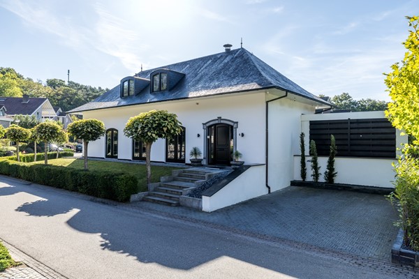 Foto - Te koop: Op een schitterende en rustige locatie in de geliefde villawijk "Moltbos" staat deze stijlvolle, vrijstaande villa met een uitzonderlijk royaal woonoppervlak.